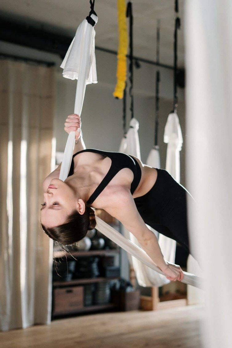 Air Yoga wird für Menschen empfohlen, die sich ihres Körpers bewusst sind