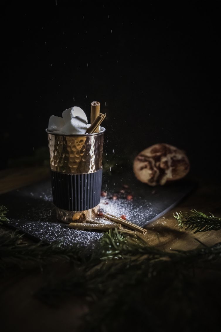 Weihnachtsfoto mit einem Kupferbecher für heiße Schokolade