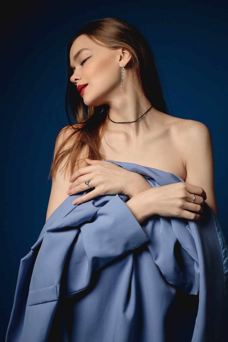 free-photo-of-shirtless-woman-covering-breast-with-blue-jacket-blazer